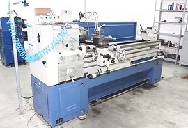 Torno de usinagem da oficina Massi Máquinas